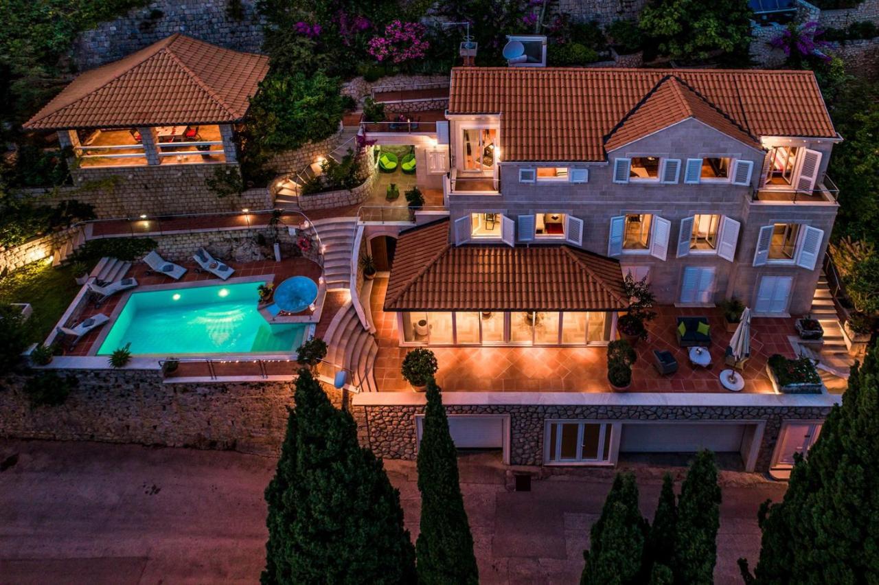 Luxury Beachfront Palace With Private Pool And Jacuzzi By The In