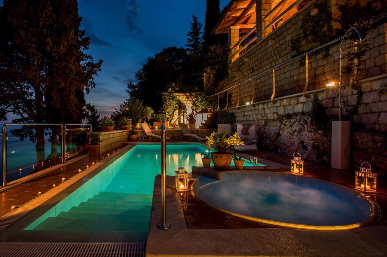 Luxury Beachfront Palace With Private Pool And Jacuzzi By The In Villa *