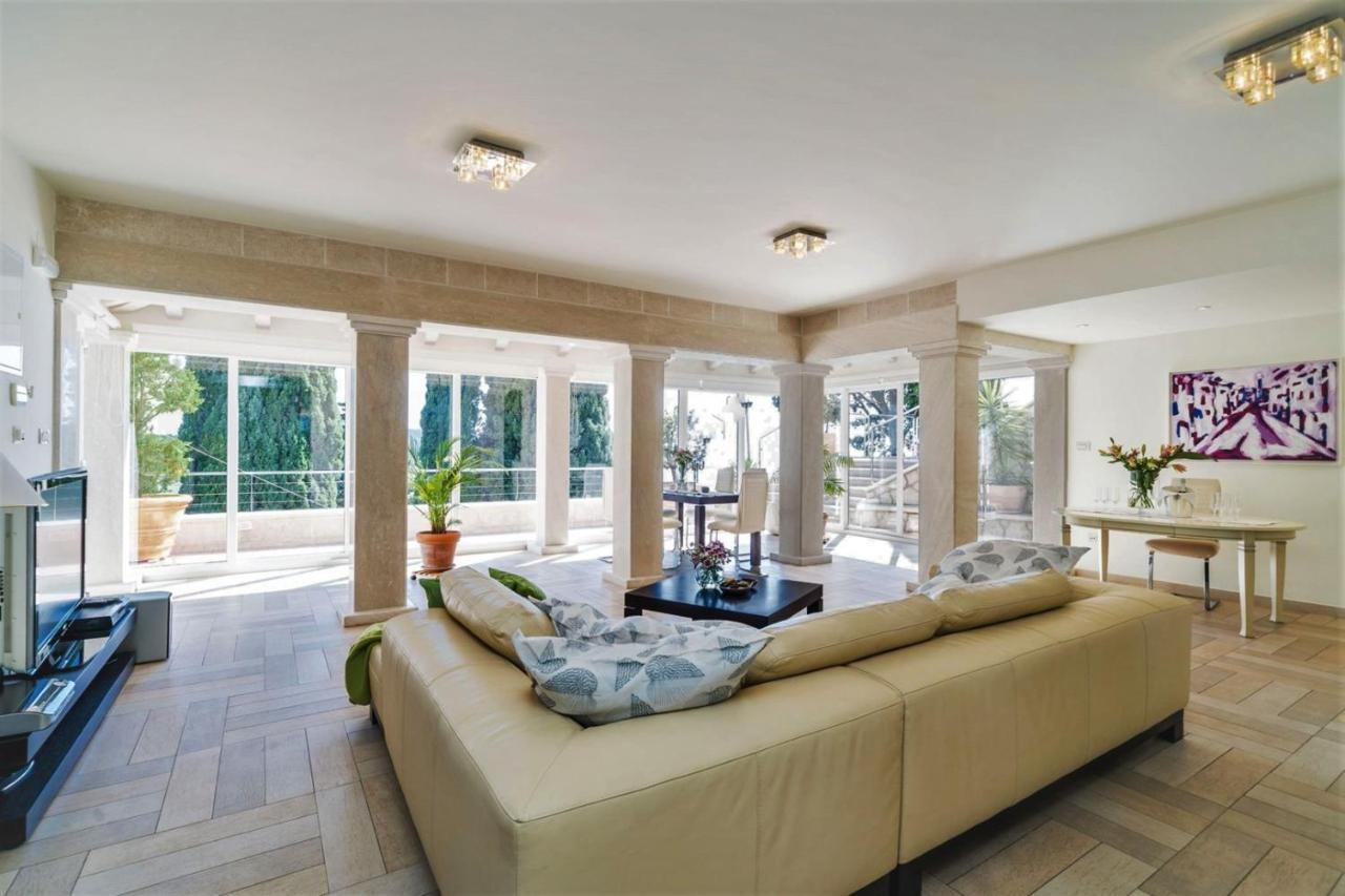 Villa Luxury Beachfront Palace With Private Pool And Jacuzzi By The In